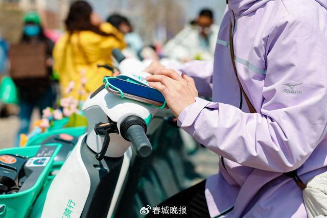 手机支架”再升级提升昆明用户骑游体验尊龙凯时app网站滴滴青桔电单车“(图2)
