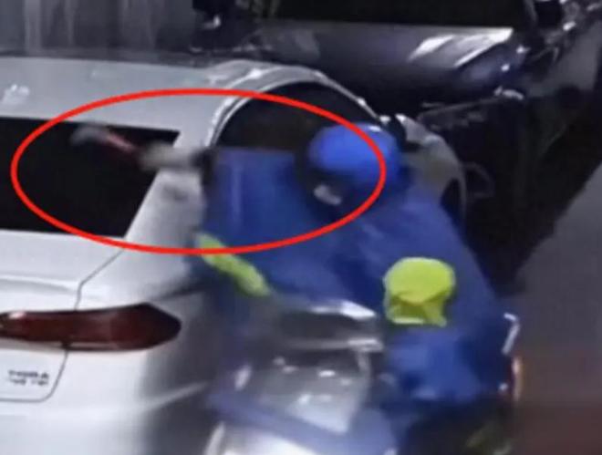 邻居心生嫉妒半夜偷偷拿着铁锤将车子砸毁凯时尊龙人生就是博男子过年开新车回家