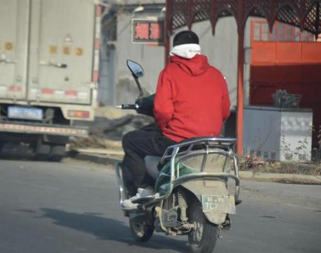邻居心生嫉妒半夜偷偷拿着铁锤将车子砸毁凯时尊龙人生就是博男子过年开新车回家(图14)